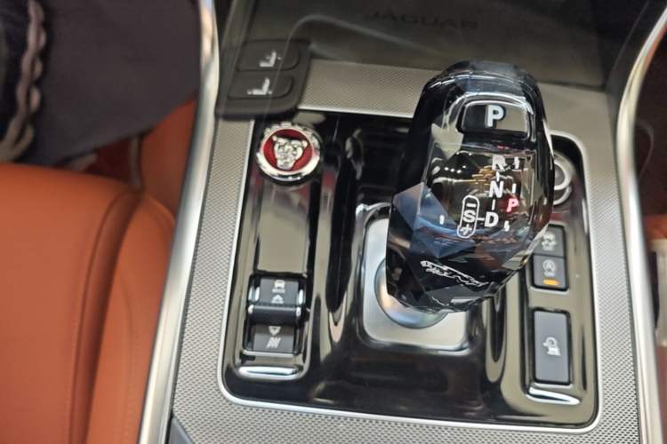 Used Jaguar XEL 2024 2.0T 250 PS R-DYNAMIC S Advanced Sport Edition Gear Lever