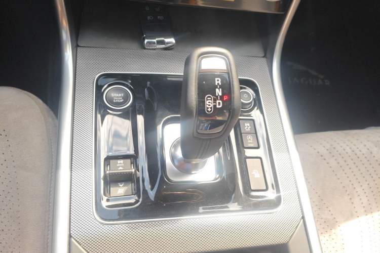 Used Jaguar XEL 2024 2.0T 250 PS R-DYNAMIC S Advanced Sport Edition Gear Lever