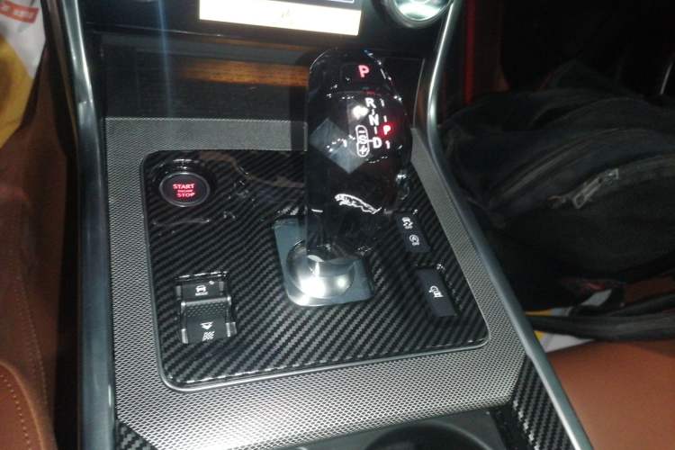 Used Jaguar XEL 2024 2.0T 250 PS R-DYNAMIC S Advanced Sport Edition Gear Lever