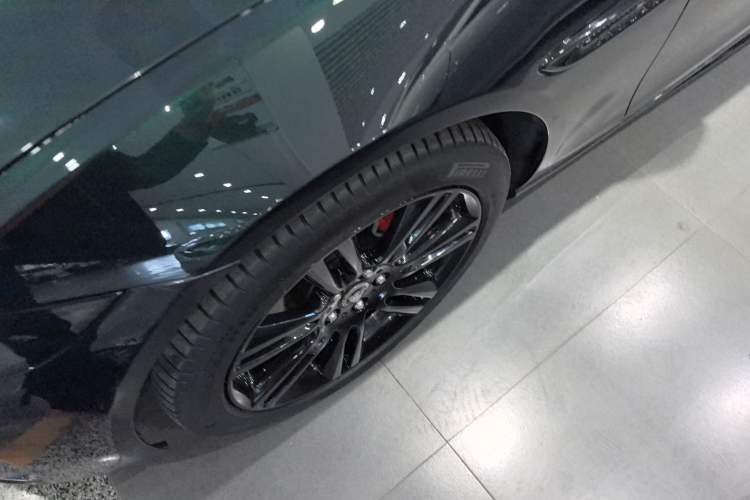Used Jaguar XEL 2024 2.0T 250 PS R-DYNAMIC S Ebony Black Sport Edition Left Front Wheel Hub