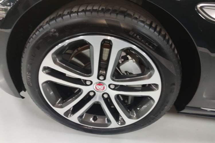 Used Jaguar XEL 2024 2.0T 250 PS R-DYNAMIC S Advanced Sport Edition Left Front Wheel Hub