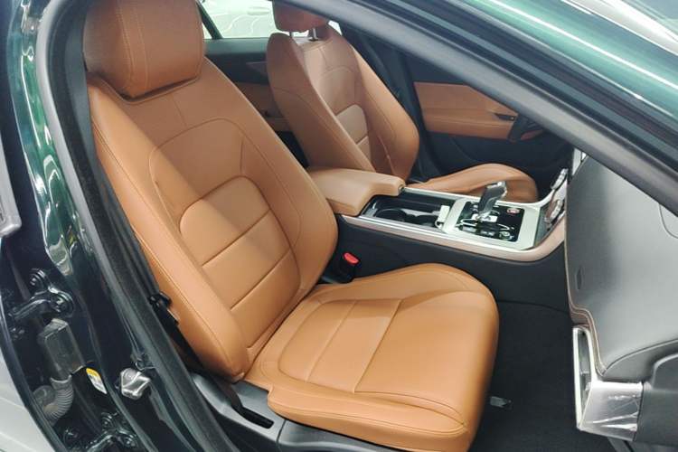 Used Jaguar XEL 2024 2.0T 250 PS R-DYNAMIC S Advanced Sport Edition Right Front Seat