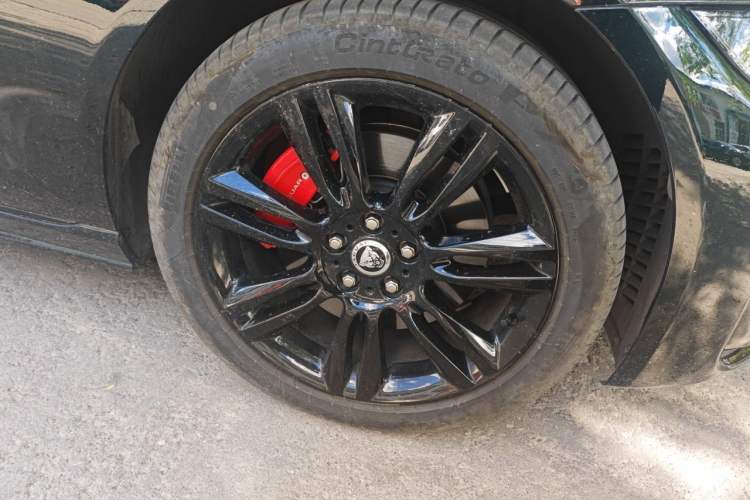 Used Jaguar XEL 2024 2.0T 250 PS R-DYNAMIC S Ebony Black Sport Edition Right Front Wheel Hub
