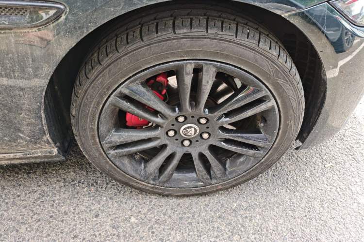 Used Jaguar XEL 2024 2.0T 250 PS R-DYNAMIC S Ebony Black Sport Edition Right Front Wheel Hub