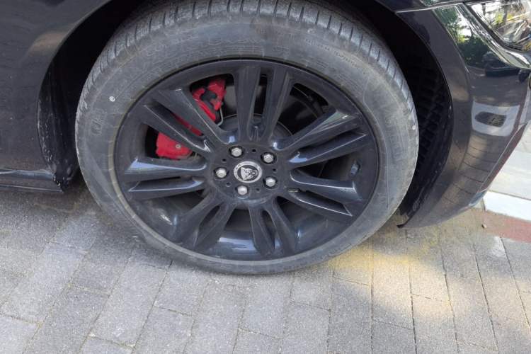 Used Jaguar XEL 2024 2.0T 250 PS R-DYNAMIC S Ebony Black Sport Edition Right Front Wheel Hub