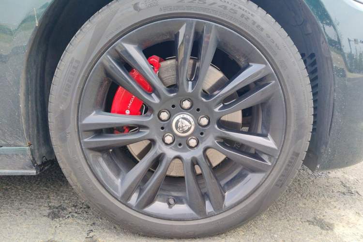 Used Jaguar XEL 2024 2.0T 250 PS R-DYNAMIC S Ebony Black Sport Edition Right Front Wheel Hub