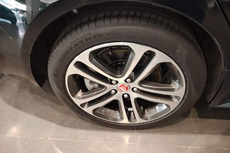 Used Jaguar XEL 2024 2.0T 250 PS R-DYNAMIC S Advanced Sport Edition Right Rear Wheel Hub