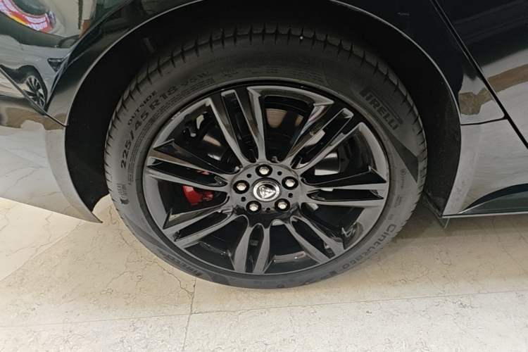Used Jaguar XEL 2024 2.0T 250 PS R-DYNAMIC S Ebony Black Sport Edition Right Rear Wheel Hub