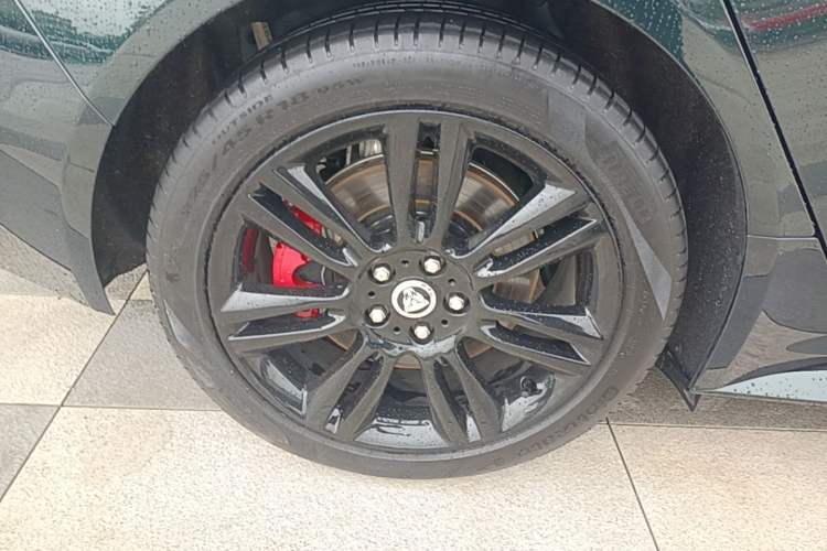 Used Jaguar XEL 2024 2.0T 250 PS R-DYNAMIC S Ebony Black Sport Edition Right Rear Wheel Hub