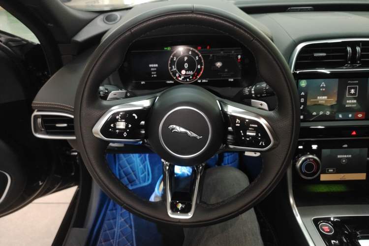 Used Jaguar XEL 2024 2.0T 250 PS R-DYNAMIC S Ebony Black Sport Edition Steering Wheel