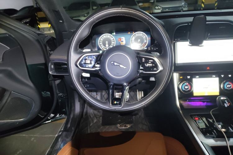 Used Jaguar XEL 2024 2.0T 250 PS R-DYNAMIC S Advanced Sport Edition Steering Wheel
