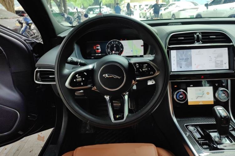Used Jaguar XEL 2024 2.0T 250 PS R-DYNAMIC S Ebony Black Sport Edition Steering Wheel