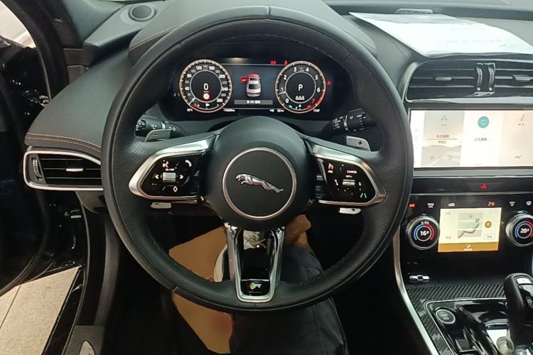 Used Jaguar XEL 2024 2.0T 250 PS R-DYNAMIC S Ebony Black Sport Edition Steering Wheel