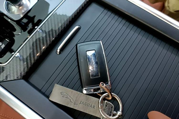 Used Jaguar XEL 2024 2.0T 250 PS R-DYNAMIC S Ebony Black Sport Edition Vehicle Key