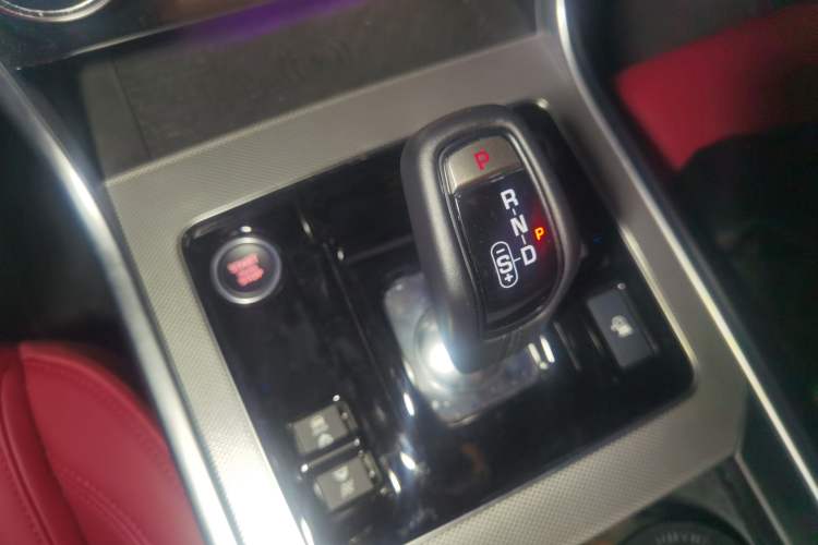 Used Jaguar XEL 2024 2.0T 250 PS R-DYNAMIC S Advanced Sport Edition Gear Lever