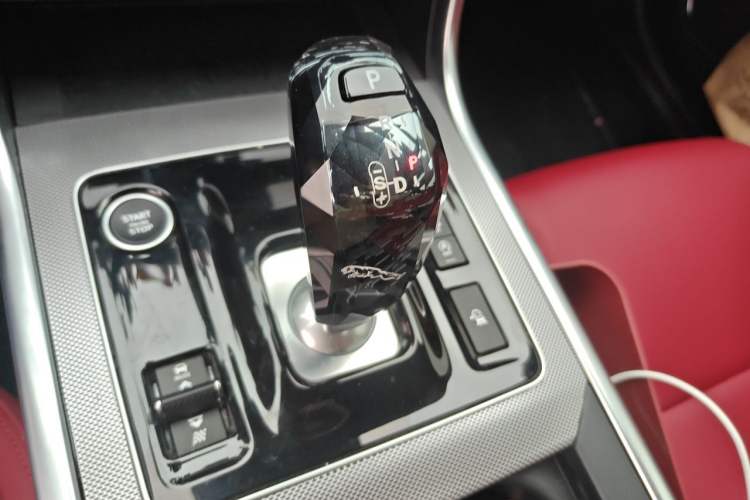 Used Jaguar XEL 2024 2.0T 250 PS R-DYNAMIC S Ebony Black Sport Edition Gear Lever
