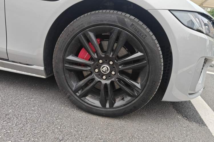 Used Jaguar XEL 2024 2.0T 250 PS R-DYNAMIC S Ebony Black Sport Edition Right Front Wheel Hub
