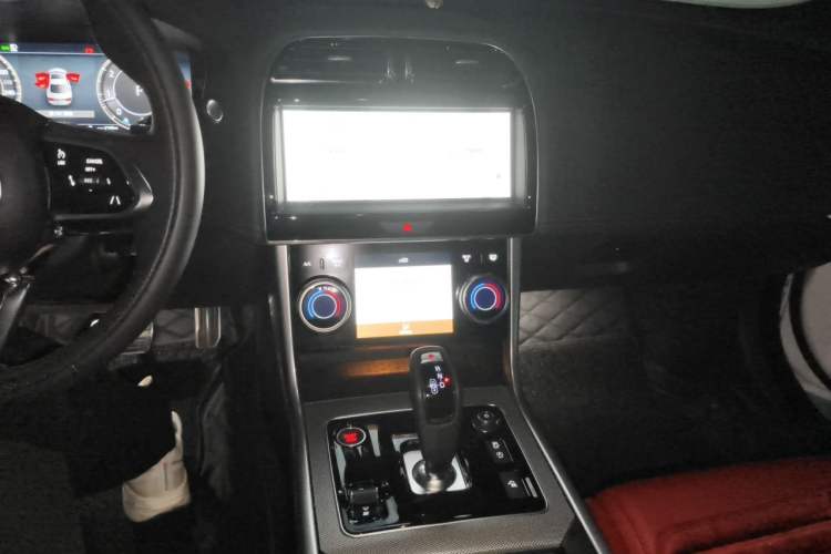 Used Jaguar XEL 2024 2.0T 250 PS R-DYNAMIC S Advanced Sport Edition Audio And AC Panel