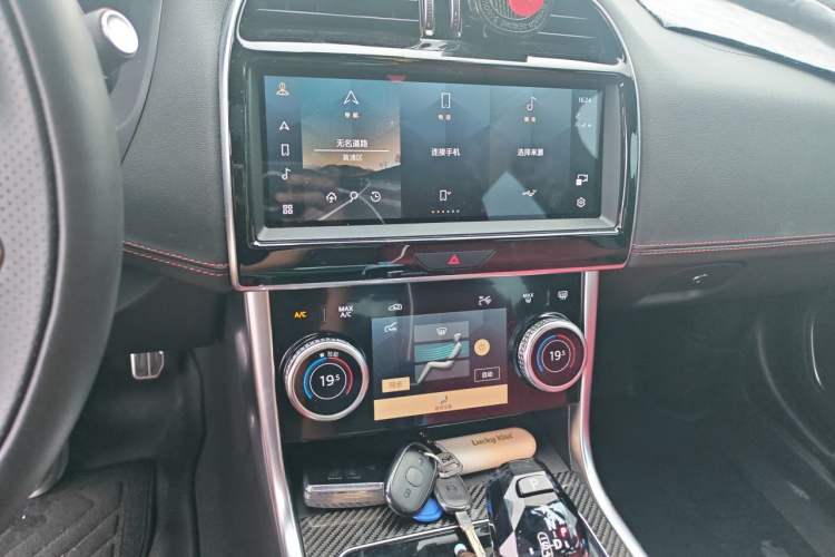 Used Jaguar XEL 2024 2.0T 250 PS R-DYNAMIC S Ebony Black Sport Edition Audio And AC Panel