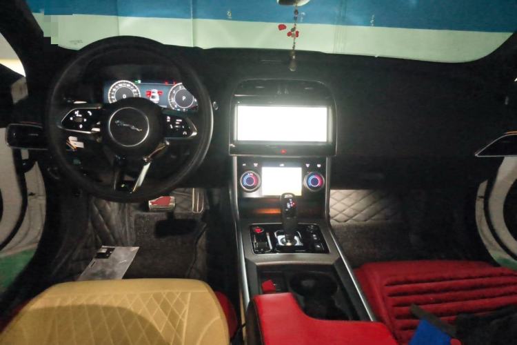 Used Jaguar XEL 2024 2.0T 250 PS R-DYNAMIC S Advanced Sport Edition Center Console