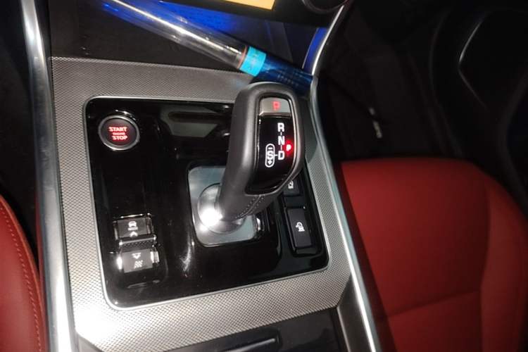 Used Jaguar XEL 2024 2.0T 250 PS R-DYNAMIC S Advanced Sport Edition Gear Lever