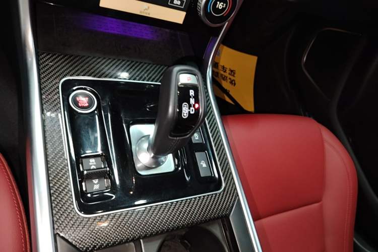Used Jaguar XEL 2024 2.0T 250 PS R-DYNAMIC S Ebony Black Sport Edition Gear Lever