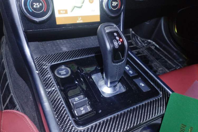 Used Jaguar XEL 2024 2.0T 250 PS R-DYNAMIC S Ebony Black Sport Edition Gear Lever