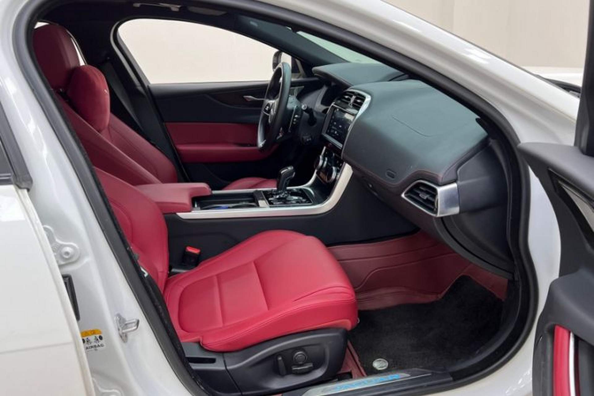 Used Jaguar XEL 2024 2.0T 250 PS R-DYNAMIC S Ebony Black Sport Edition Interior 12
