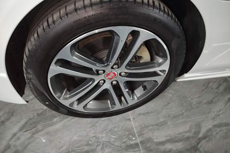 Used Jaguar XEL 2024 2.0T 250 PS R-DYNAMIC S Advanced Sport Edition Left Front Wheel Hub