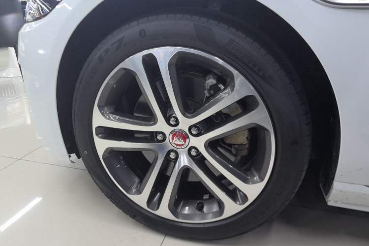 Used Jaguar XEL 2024 2.0T 250 PS R-DYNAMIC S Advanced Sport Edition Left Front Wheel Hub