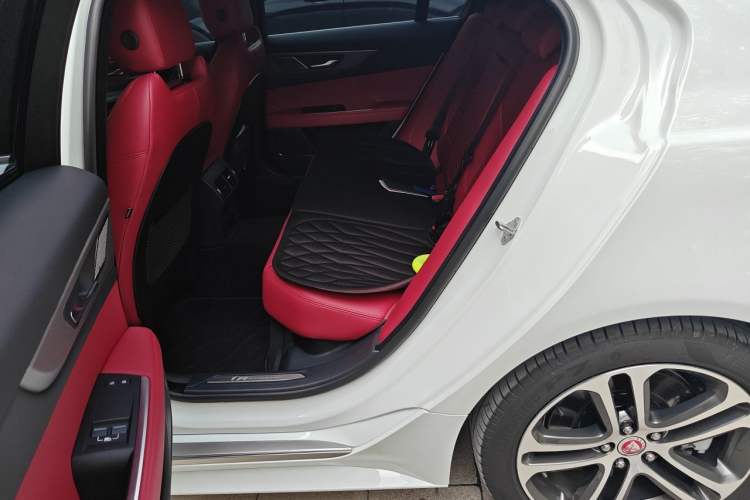 Used Jaguar XEL 2024 2.0T 250 PS R-DYNAMIC S Advanced Sport Edition Left Rear Seat