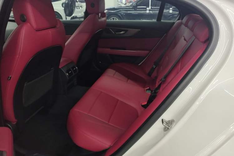 Used Jaguar XEL 2024 2.0T 250 PS R-DYNAMIC S Advanced Sport Edition Left Rear Seat