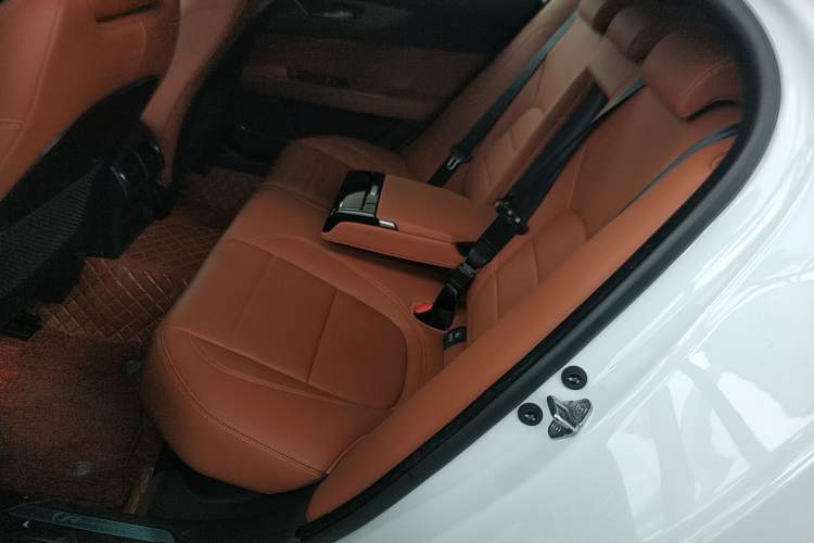 Used Jaguar XEL 2024 2.0T 250 PS R-DYNAMIC S Advanced Sport Edition Left Rear Seat