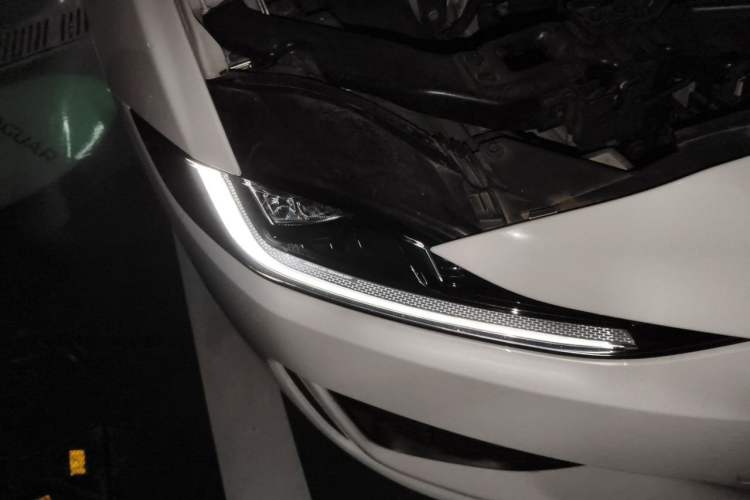 Used Jaguar XEL 2024 2.0T 250 PS R-DYNAMIC S Advanced Sport Edition Right Front Headlight