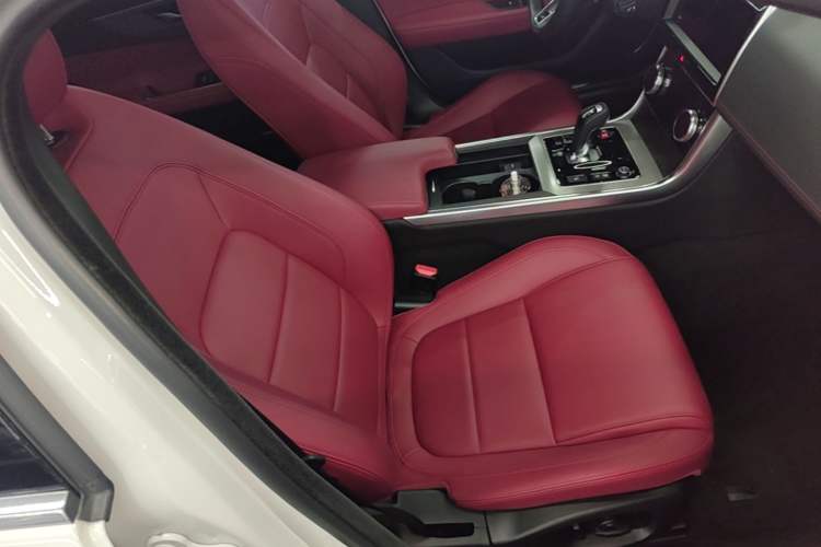 Used Jaguar XEL 2024 2.0T 250 PS R-DYNAMIC S Advanced Sport Edition Right Front Seat