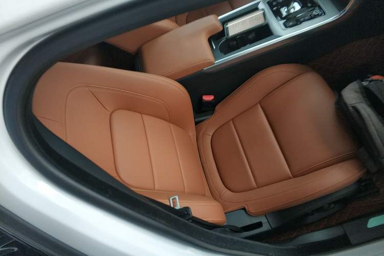Used Jaguar XEL 2024 2.0T 250 PS R-DYNAMIC S Advanced Sport Edition Right Front Seat