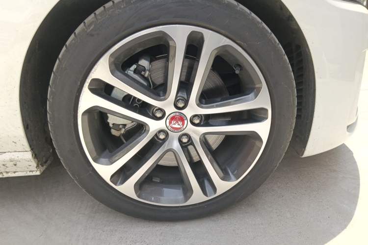 Used Jaguar XEL 2024 2.0T 250 PS R-DYNAMIC S Advanced Sport Edition Right Front Wheel Hub