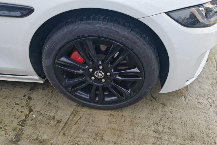 Used Jaguar XEL 2024 2.0T 250 PS R-DYNAMIC S Ebony Black Sport Edition Right Front Wheel Hub