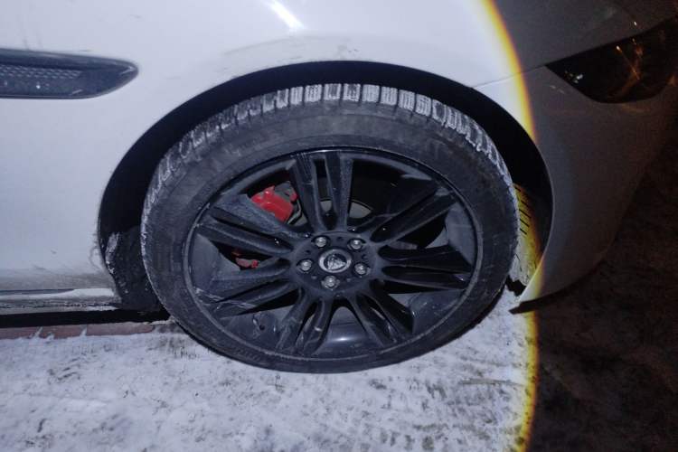 Used Jaguar XEL 2024 2.0T 250 PS R-DYNAMIC S Ebony Black Sport Edition Right Front Wheel Hub