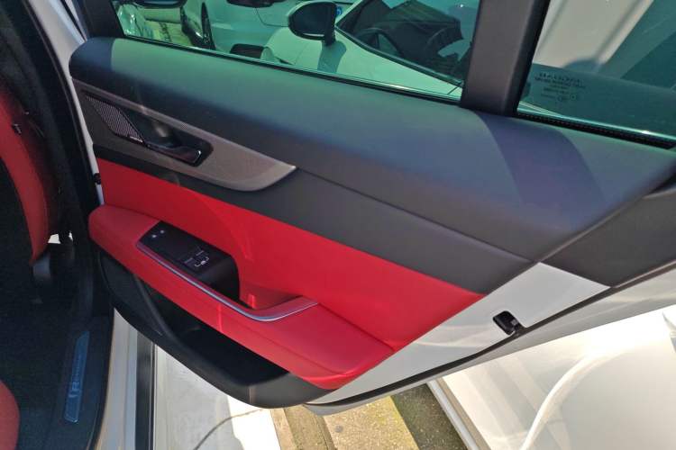 Used Jaguar XEL 2024 2.0T 250 PS R-DYNAMIC S Advanced Sport Edition Right Rear Door Interior
