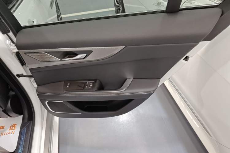 Used Jaguar XEL 2024 2.0T 250 PS R-DYNAMIC S Advanced Sport Edition Right Rear Door Interior