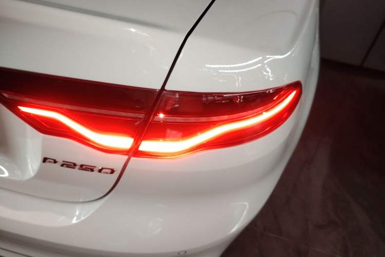 Used Jaguar XEL 2024 2.0T 250 PS R-DYNAMIC S Advanced Sport Edition Right Rear Taillight