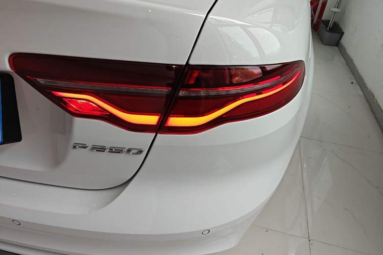 Used Jaguar XEL 2024 2.0T 250 PS R-DYNAMIC S Advanced Sport Edition Right Rear Taillight