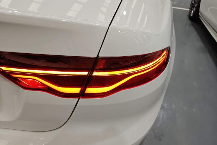 Used Jaguar XEL 2024 2.0T 250 PS R-DYNAMIC S Advanced Sport Edition Right Rear Taillight
