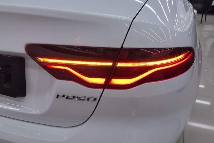 Used Jaguar XEL 2024 2.0T 250 PS R-DYNAMIC S Advanced Sport Edition Right Rear Taillight