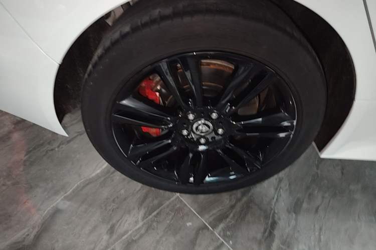 Used Jaguar XEL 2024 2.0T 250 PS R-DYNAMIC S Ebony Black Sport Edition Right Rear Wheel Hub