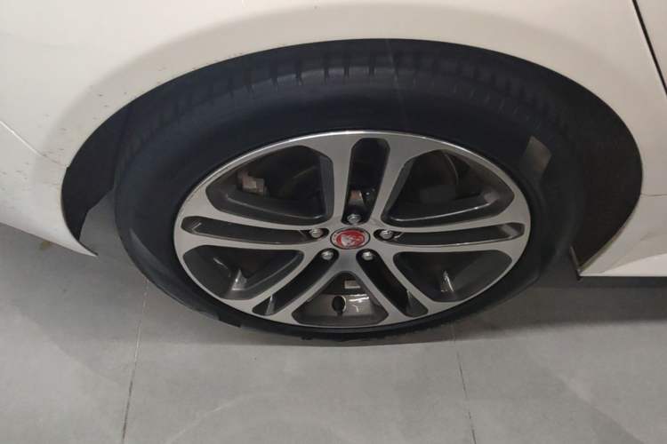 Used Jaguar XEL 2024 2.0T 250 PS R-DYNAMIC S Advanced Sport Edition Right Rear Wheel Hub