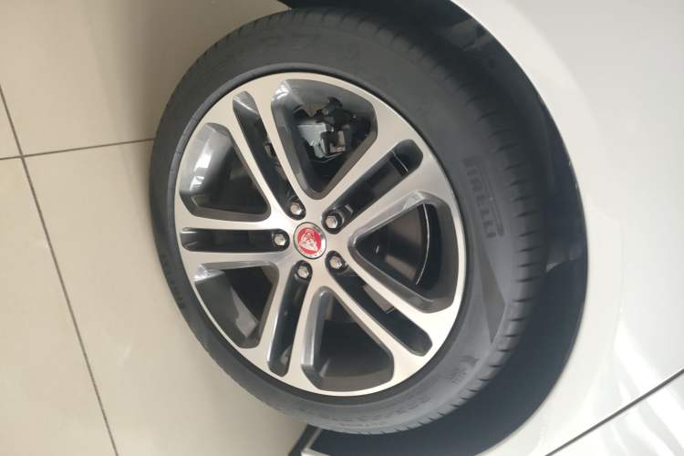 Used Jaguar XEL 2024 2.0T 250 PS R-DYNAMIC S Advanced Sport Edition Right Rear Wheel Hub