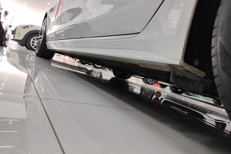 Used Jaguar XEL 2024 2.0T 250 PS R-DYNAMIC S Advanced Sport Edition Right Side Sill