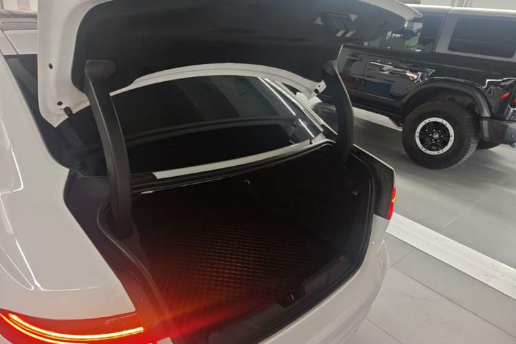 Used Jaguar XEL 2024 2.0T 250 PS R-DYNAMIC S Advanced Sport Edition Trunk